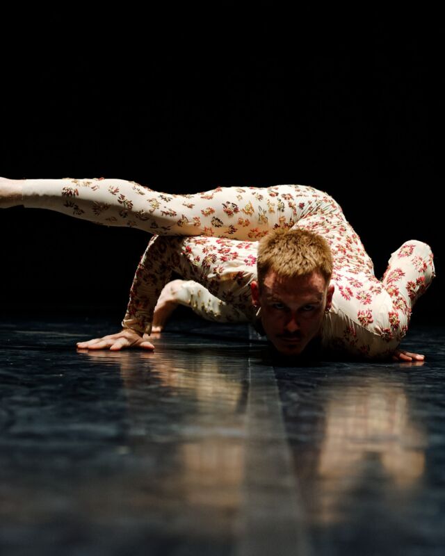 🎭 NATURAL BEHAVIOUR | 10-11 JUNE 🎭

The Lowry's Associate Artists @thickandtight return with their provocative new show featuring lesbian seagulls, post-apocalyptic cockroaches and more unusual characters!
This queer, poetic dance-theatre production comes to the Quays Theatre for two nights only, fresh from @batterseaartscentre.

"Inventive, boundary-pushing and rich with personal and political insight" - exactly the bold, joyful performance Lowry loves to champion.

Tickets in bio! 💃🕺

@the_lowry 

#Lowry #ThickAndTight #DanceTheatre #QueerPerformance #WhatsOnManchester